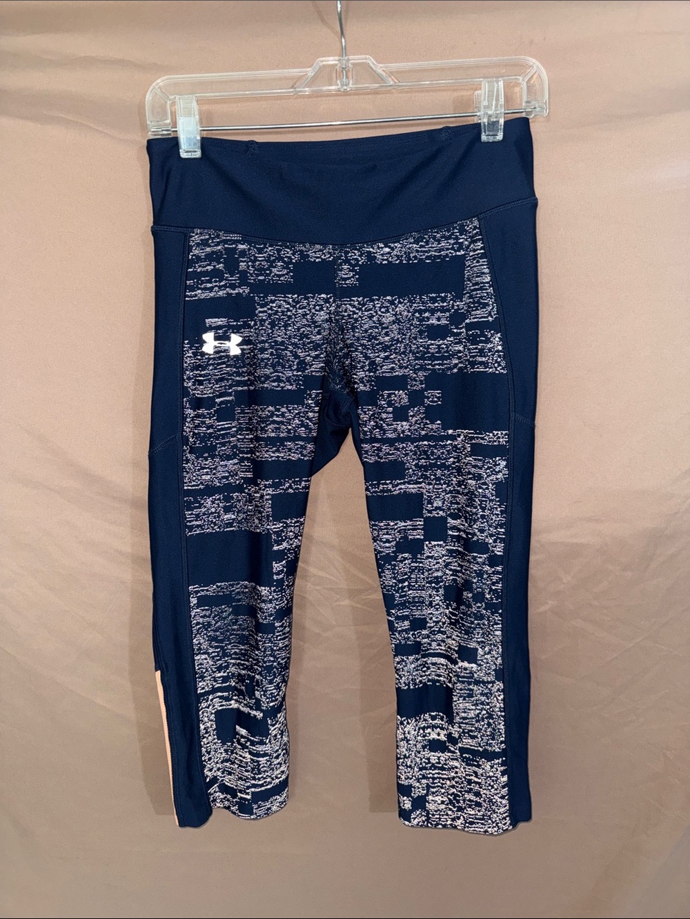 Women’s Medium Under Armour Navy and White Patterned Capri Leggings w/Pocket